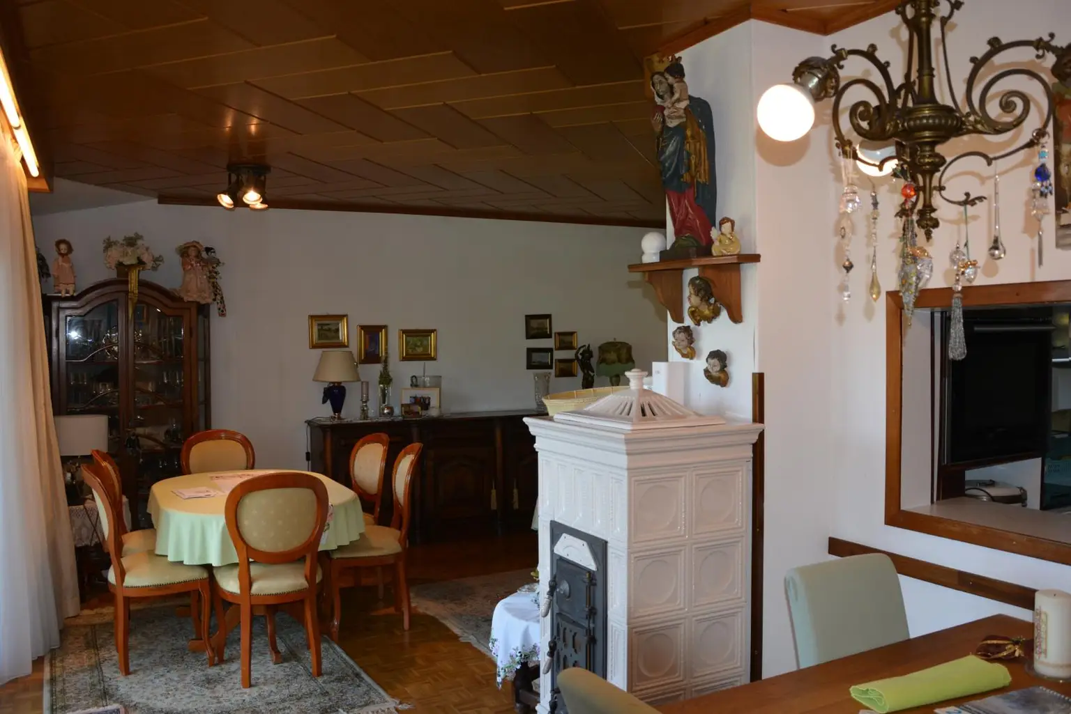 Wohnzimmer mit Kachelofen