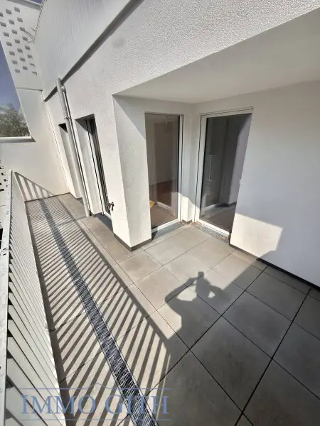 STAMMERSDORFER RUHELAGE: MODERNE 2-ZIMMER-WOHNUNG MIT NEUER KÜCHE, LOGGIA & TERRASSE ZU MIETEN!