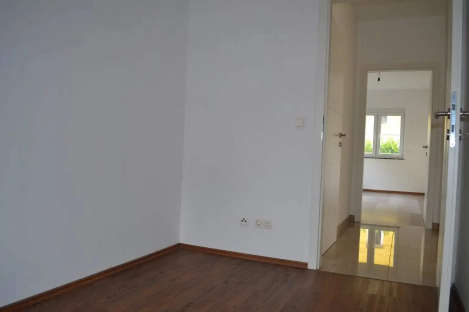 ATEMBERAUBENDER GARTEN - ZENTRAL BEGEHBARE ZIMMER - KÜCHE - AB SOFORT!