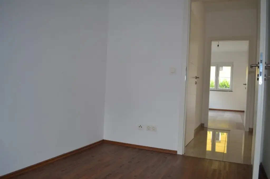 ATEMBERAUBENDER GARTEN - ZENTRAL BEGEHBARE ZIMMER - KÜCHE - AB SOFORT!