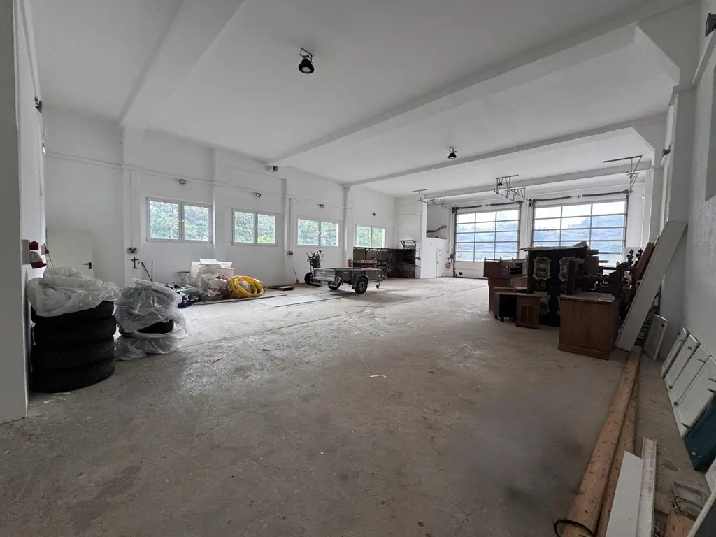 COMING SOON! Großzügige Gewerbeliegenschaft mit XXL-Grundstück, Halle, Büro und XL-Einliegerwohnung in zentraler Lage in Fornach