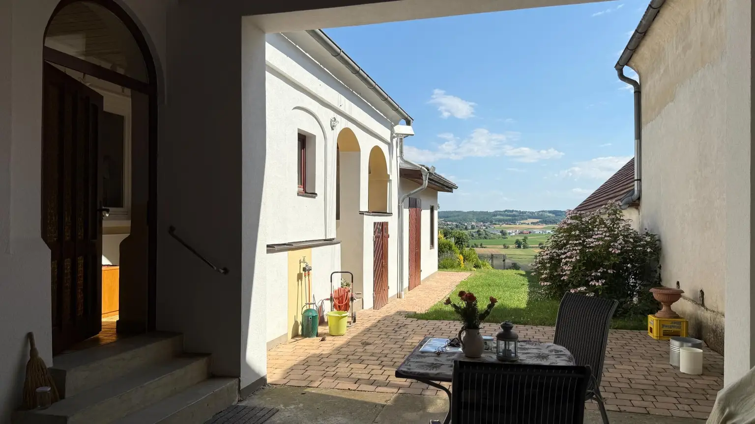 gepflegter Streckhof mit uneinsichtigem Innenhof und Weitblick