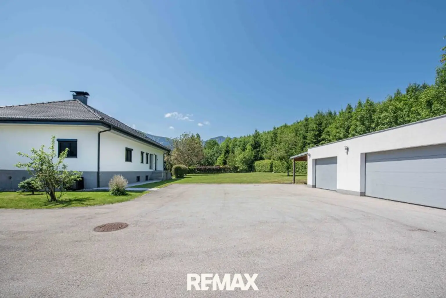 neu asphaltierte Zufahrt mit 3 Garagen mit 1 Carport