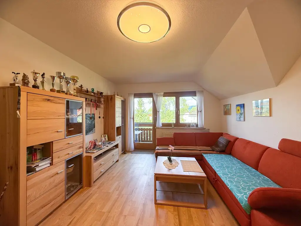 *** Hochwertig möbliert & top saniert: Stilvolle 74m²-Wohnung mit Loggia in ruhiger Lage + Carport ***