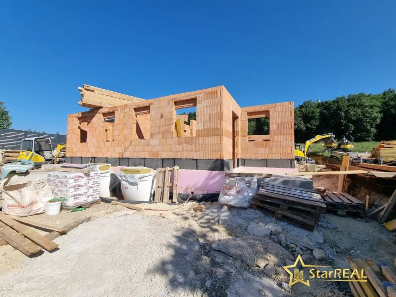 RESERVIERT! 2 HÄUSER VERFÜGBAR! EXKLUSIVES DOPPELHAUSPROJEKT. 5 ZIMMER. ZIEGELHAUS MIT KELLER, BALKON, TERRASSE, CARPORT.