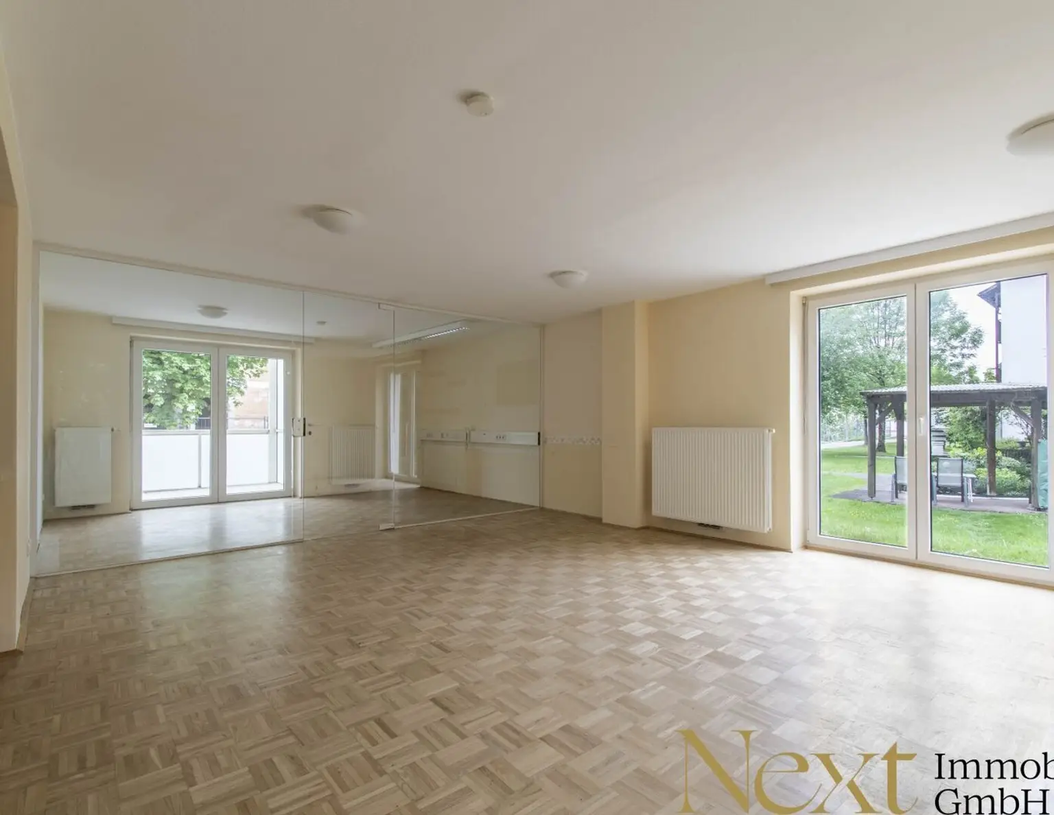 3 MONATE MIETFREI! Helle Geschäfts-/Studiofläche mit Loggia und Küche in Laakirchen zu vermieten!