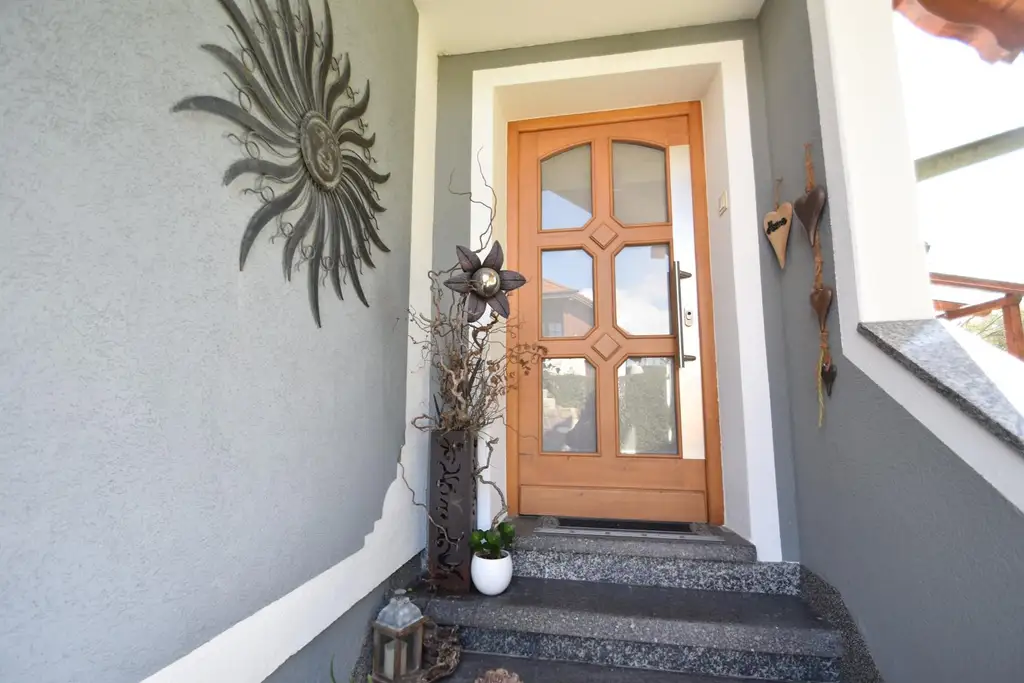 Wohnhaus mit Wintergarten, schönem Garten und Pool im Mostviertel