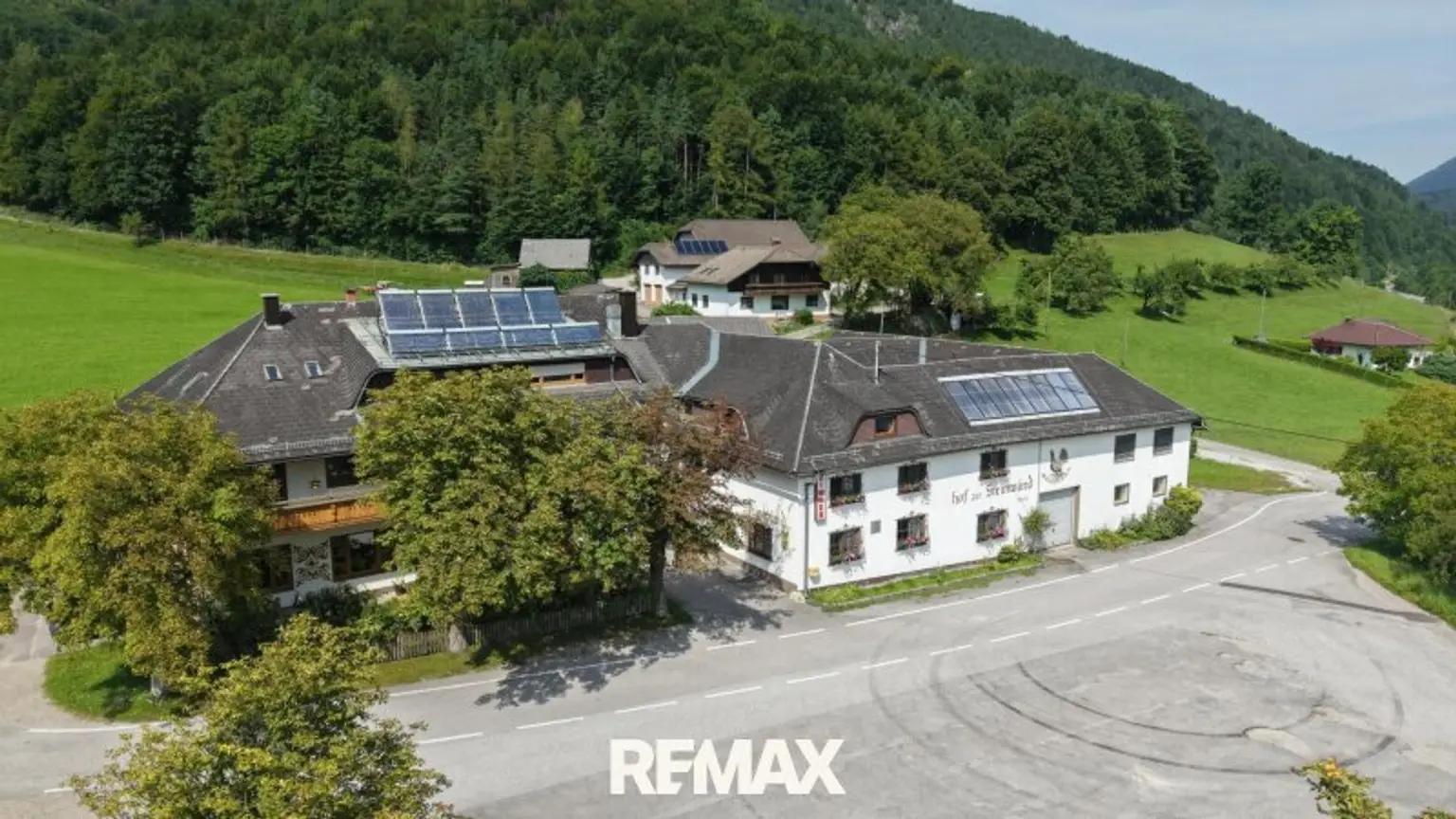 großzügiger Parkplatz