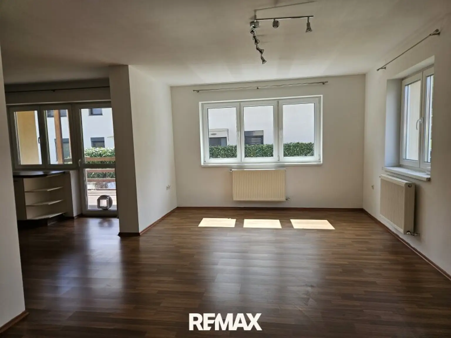 Wohnzimmer mit Blick auf Terrasse