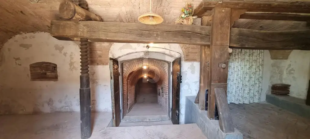 HISTORISCHER WEINKELLER IN TOP LAGE