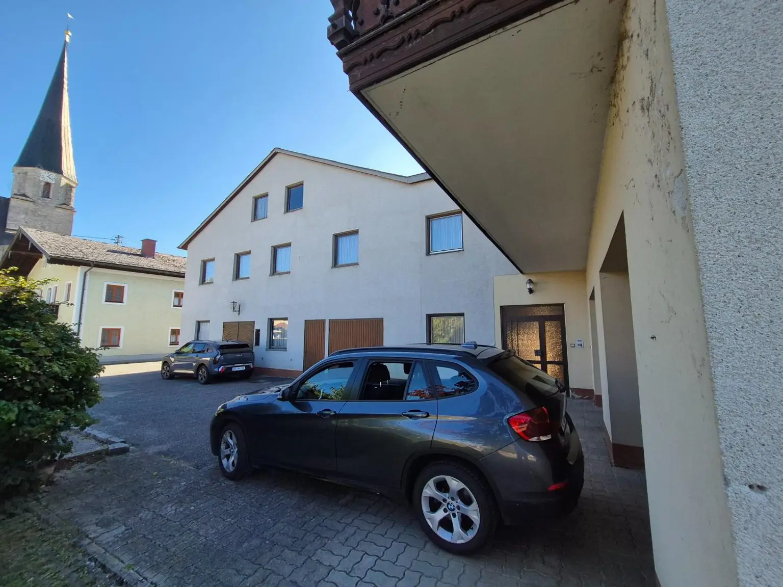 Mehrfamilienhaus mit Geschäftslokal