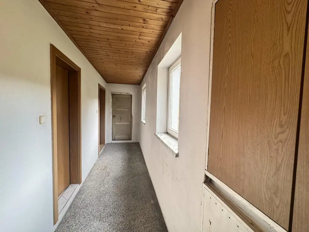 Sanierungsbedürftiges Mehrfamilienhaus mit großem Grundstück und hoher Bebauungsdichte