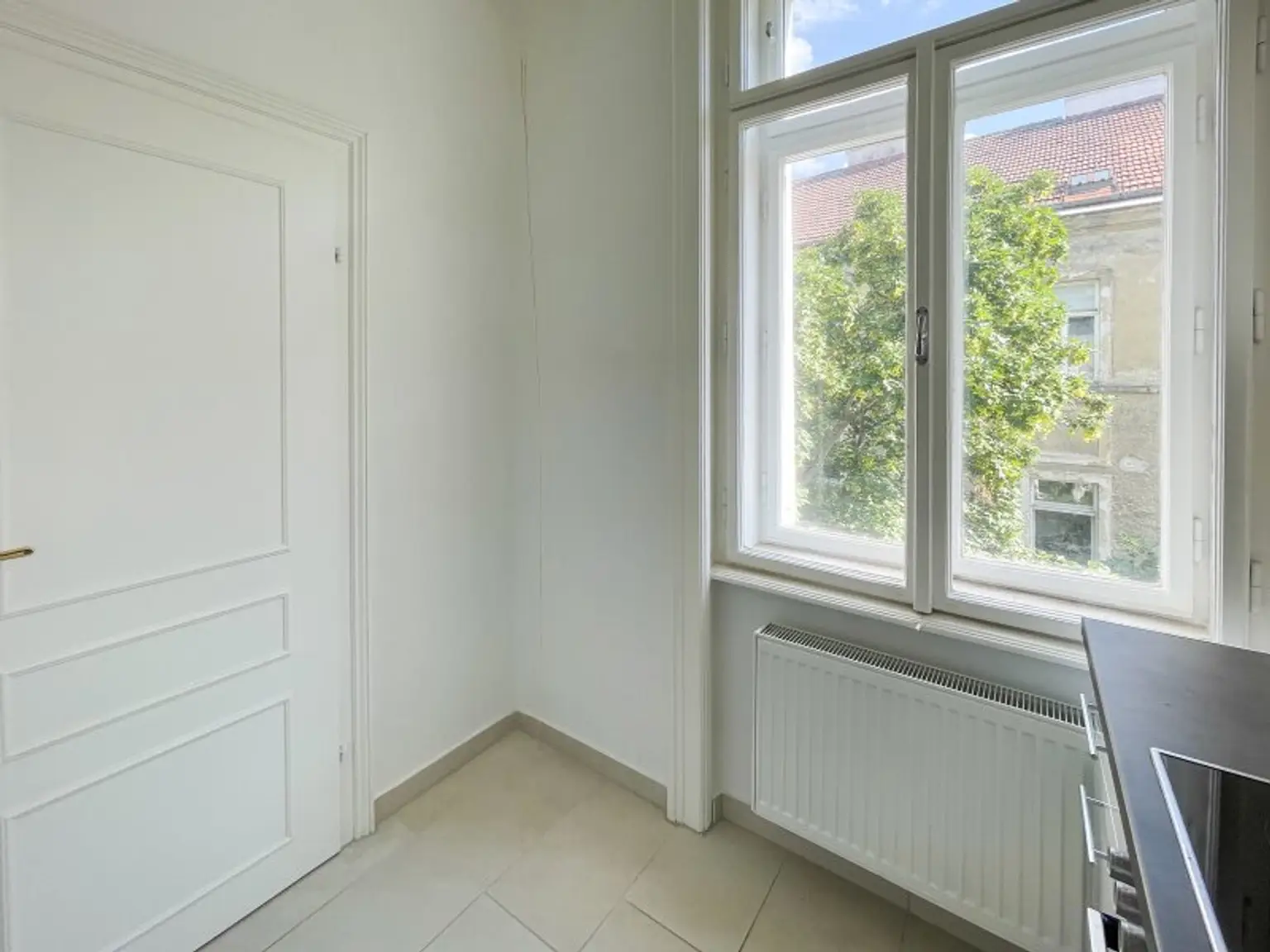 KOMPLETT HOFSEITIG: helle Stilaltbauwohnung mit separater Küche