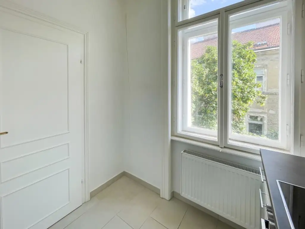 KOMPLETT HOFSEITIG: helle Stilaltbauwohnung mit separater Küche