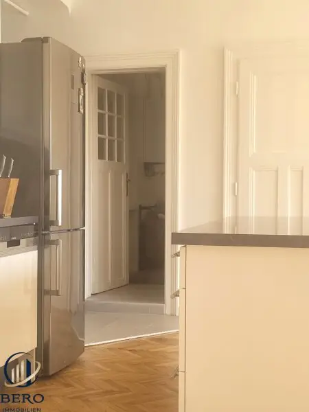 "Diese 5 Zimmer-Altbauwohnung mit sonniger Terrasse wartet genau auf SIE"