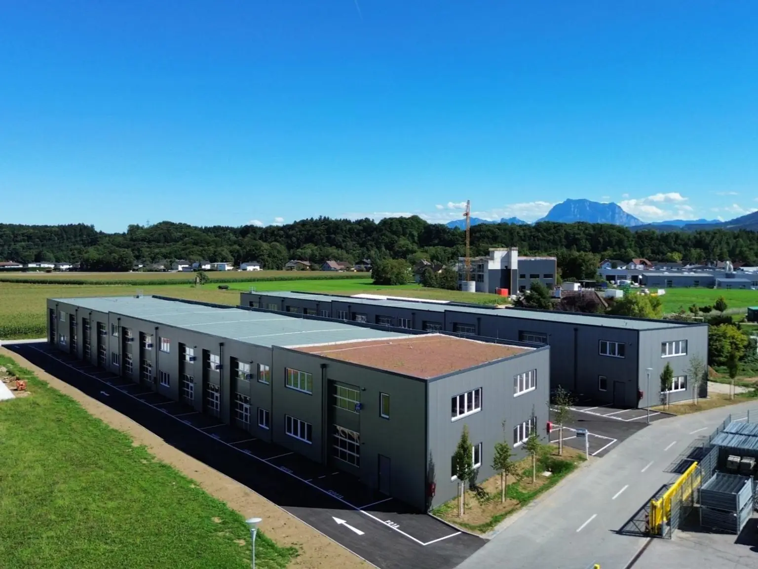 BEZUGSBEREIT! Betriebs-/ Produktions- oder Lagerhallen von 44 - 224 m² Fläche im BUSINESS PARK REGAU zum Sofortbezug (Top 13a)
