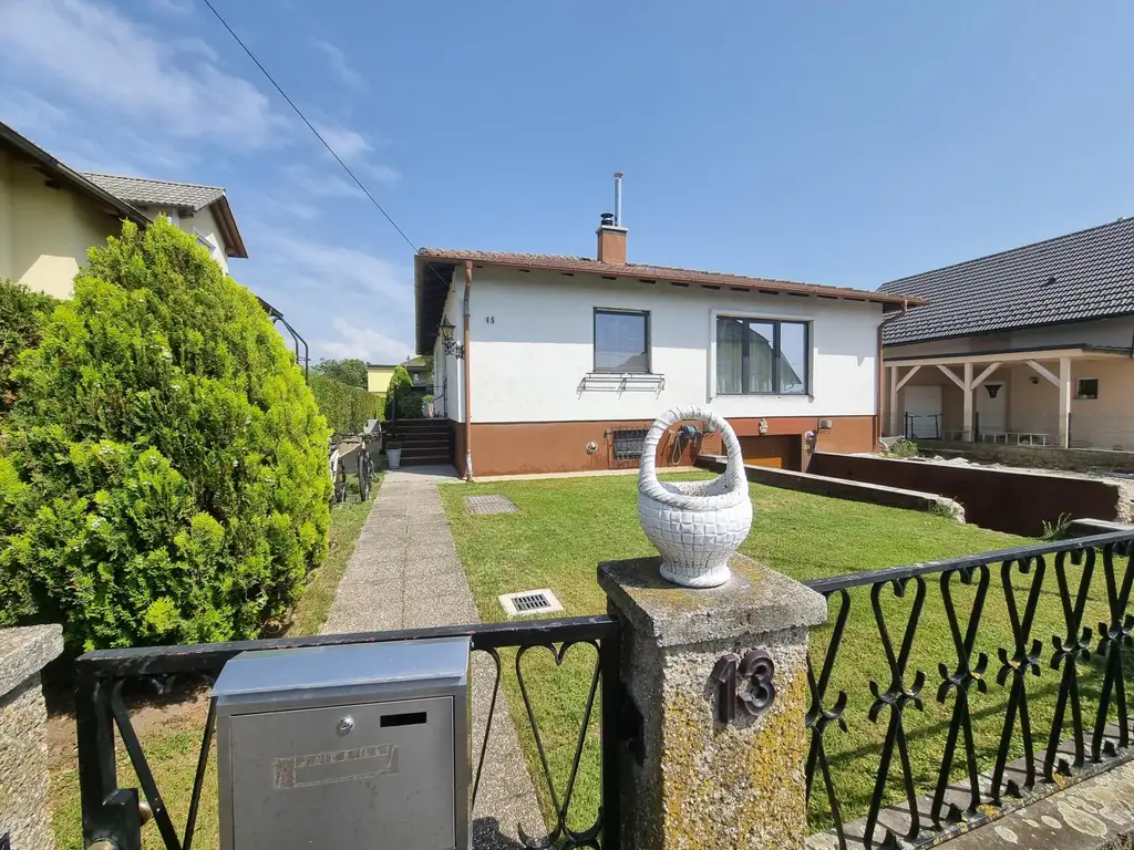 LIEBEVOLLER BUNGALOW MIT GEPFLEGTEM GARTEN IN TRAUMHAFTER RUHELAGE