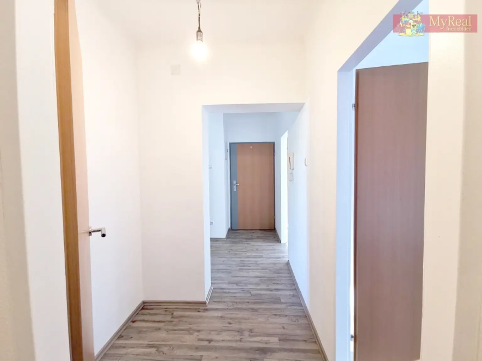 Sonnige  Generalsanierte 3 Zimmer  Wohnung in Grüne lage