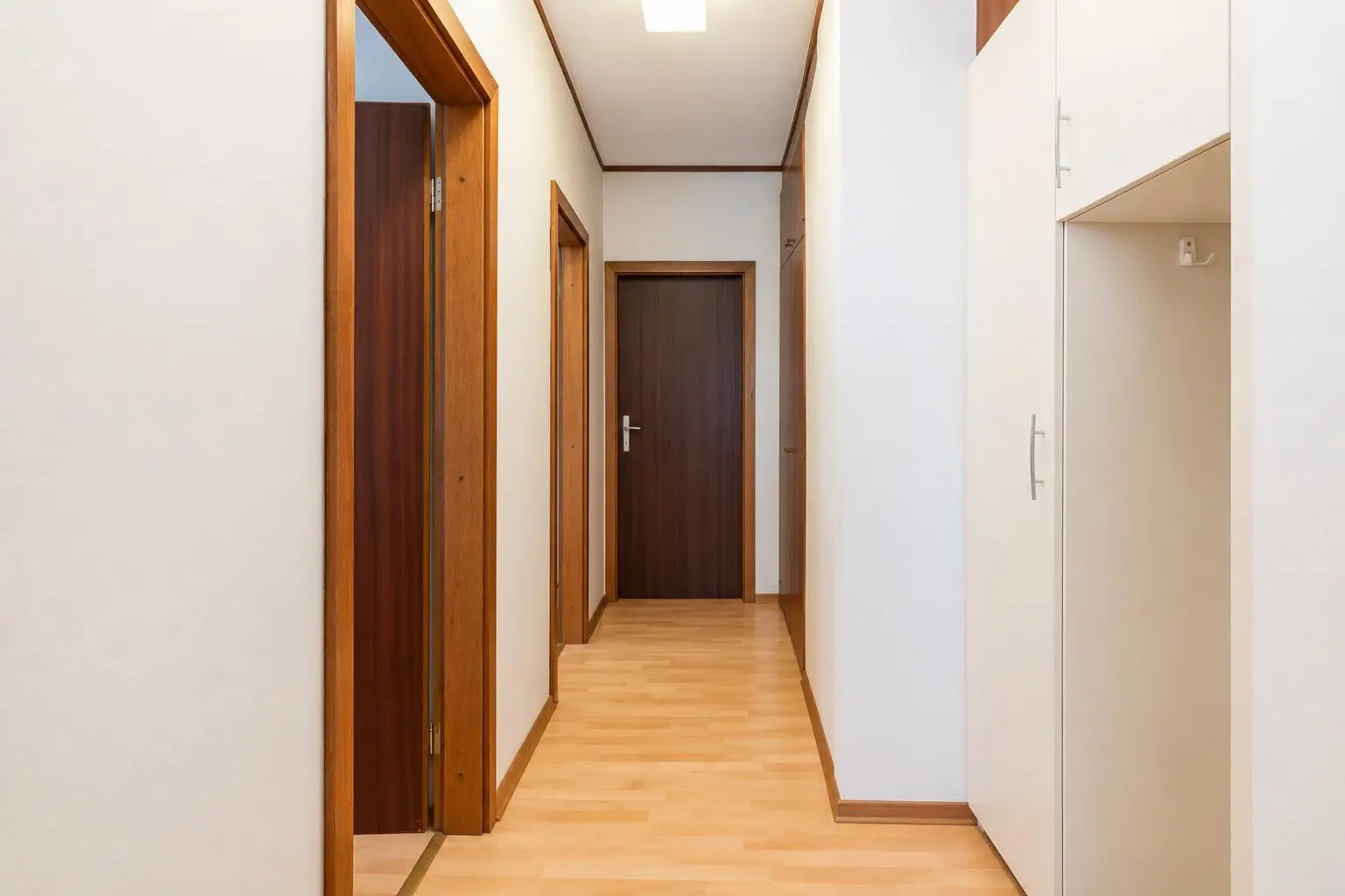 Gang mit großem Schrank