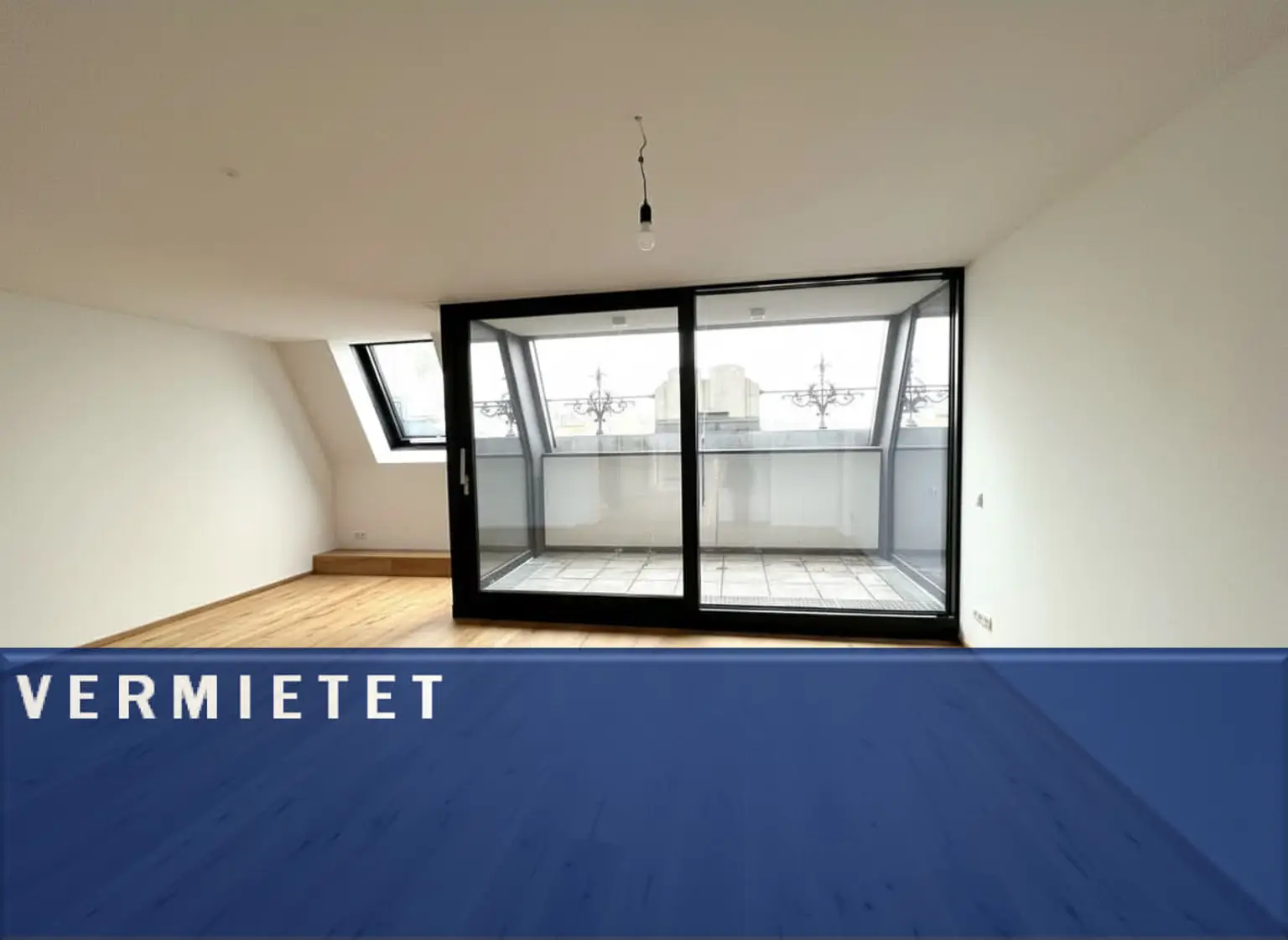 UNBEFRISTET: Klimatisierte Dachgeschosswohnung mit Balkon und Loggia