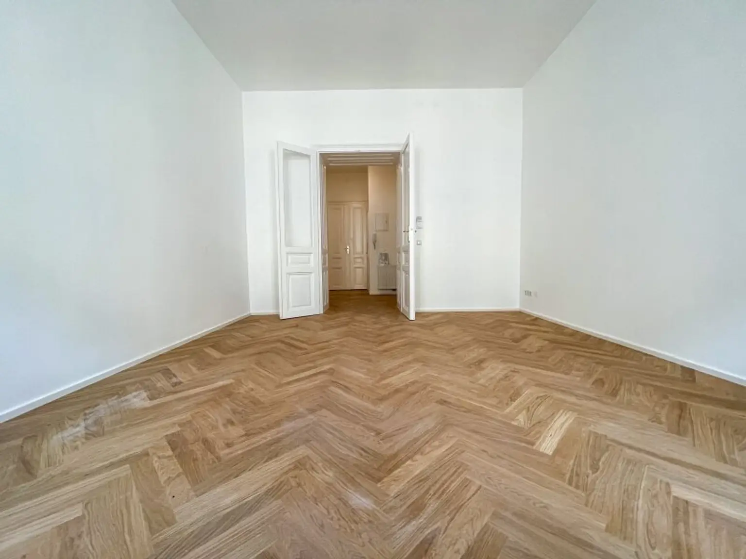 HISTORISCHES ZINSHAUS: wunderschön sanierte 2-Zimmer-Altbauwohnung