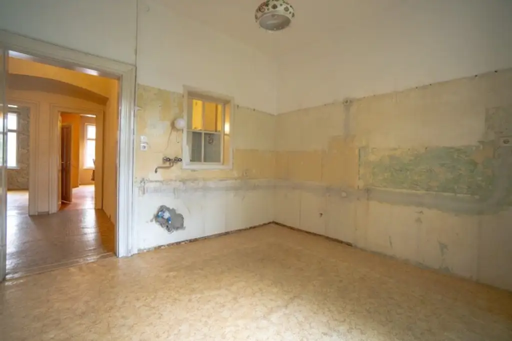 Sanierungsbedürftige 2-Zimmer-Wohnung in Saggen mit Entwicklungspotenzial
