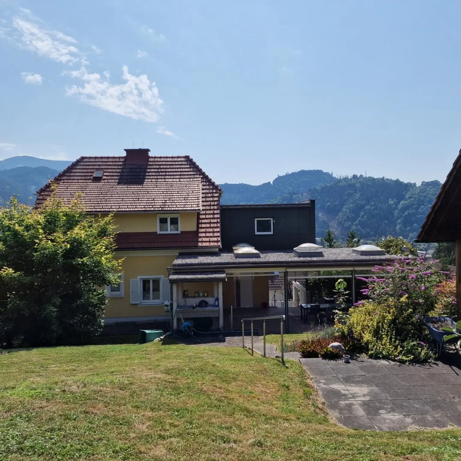 Einziehen und genießen! Sonniges Einfamilienhaus mit Doppelgarage, Terrasse uvm