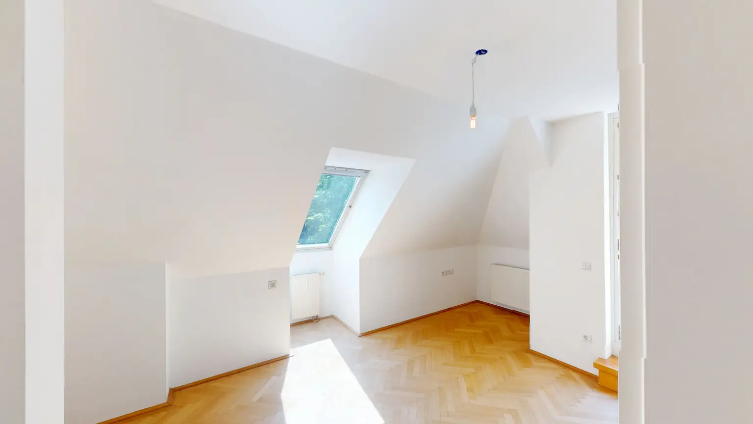 Elegante Dachgeschosswohnung mit Gartenblick, Terrassen und Garage