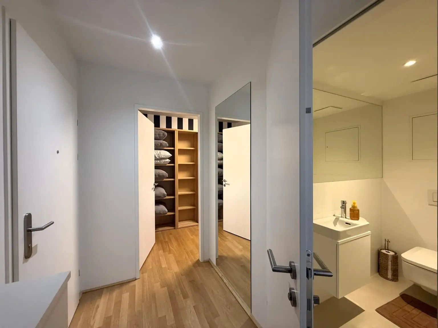 Exklusiv und komplett möblierte 3-Zimmer-Terrassenwohnung für gehob. Ansprüche // Excl. and fully furnished 3-room terr. apt for discerning tastes //