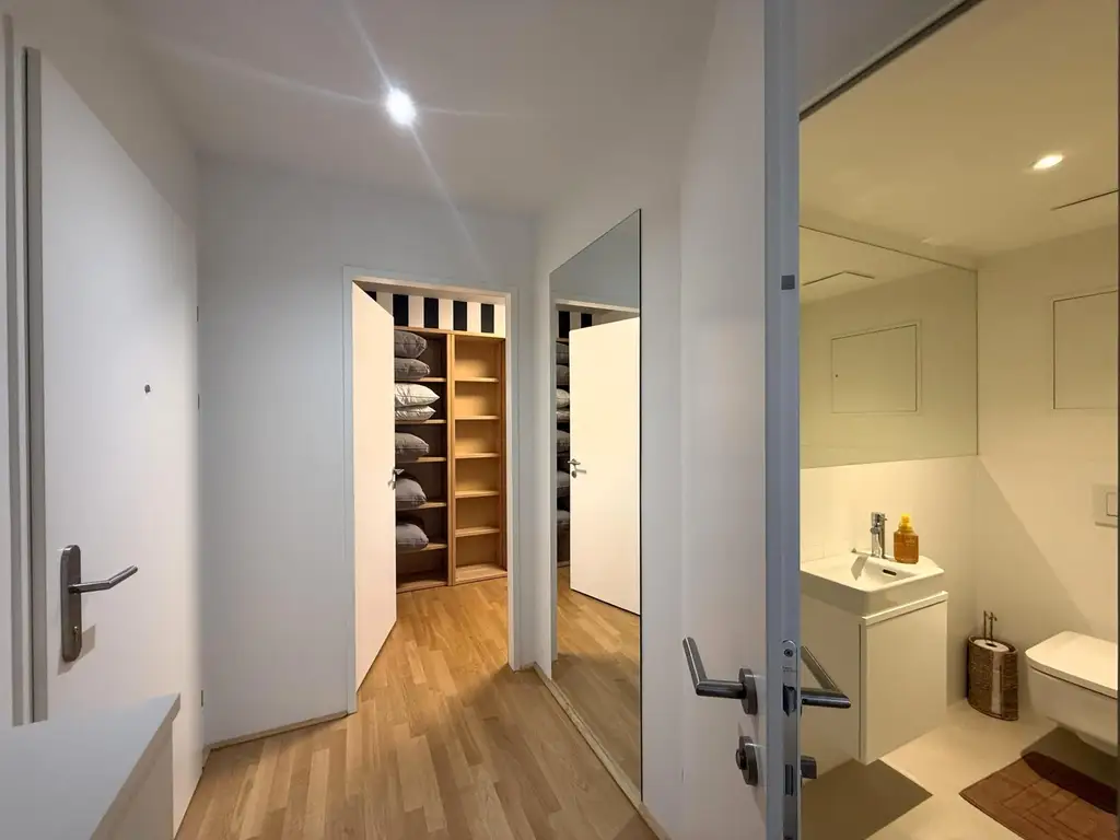 Exklusiv und komplett möblierte 3-Zimmer-Terrassenwohnung für gehob. Ansprüche // Excl. and fully furnished 3-room terr. apt for discerning tastes //