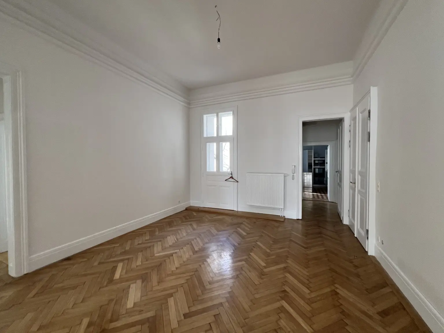 In Vorbereitung: Ansprechendes Apartment mit Terrasse und mit Blick in palais-artigen Garten / Exquisite apartment with terrace and view of the palatial garden