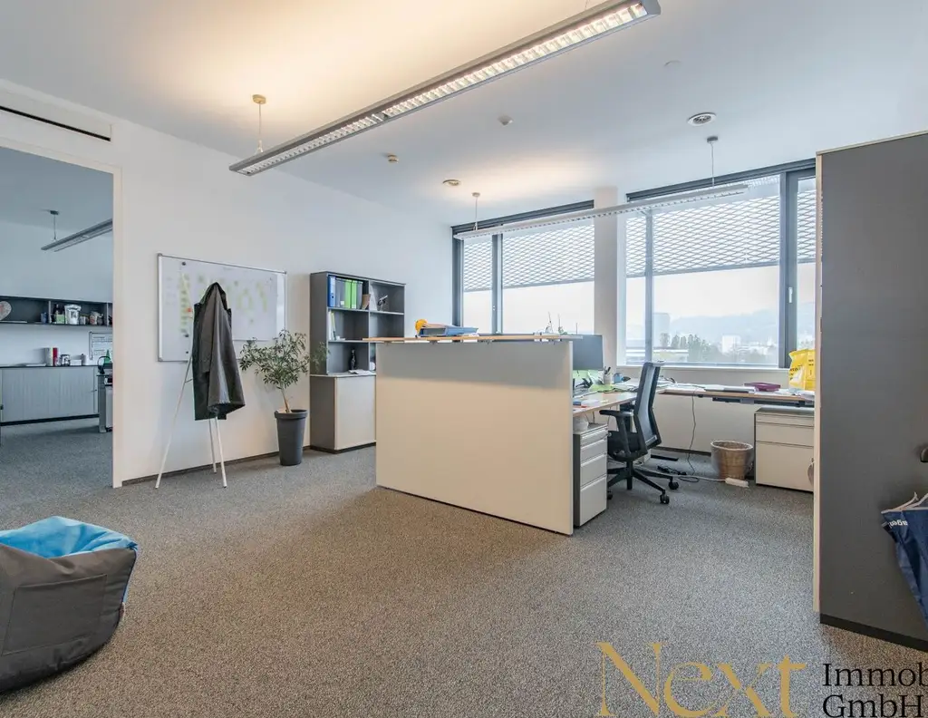Großzügige Bürofläche mit Blick auf den Pöstlingberg im ETECH-Center Linz zu vermieten!