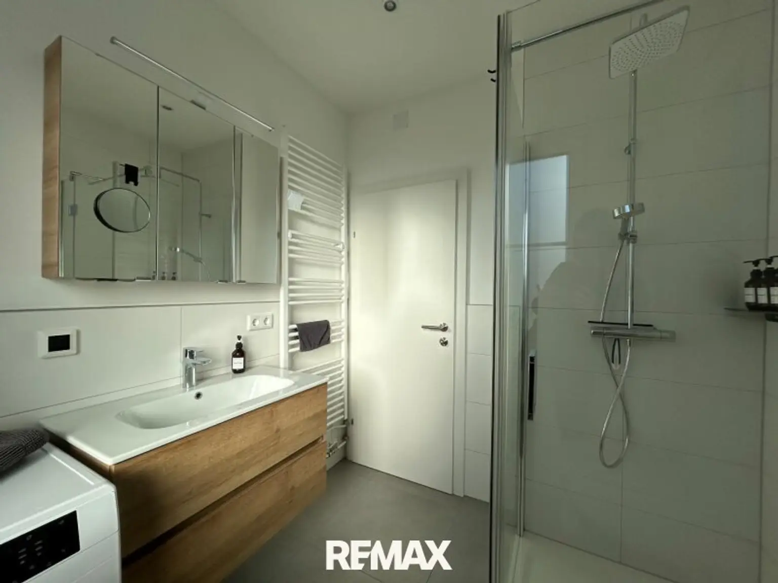 Badezimmer mit Dusche und WC