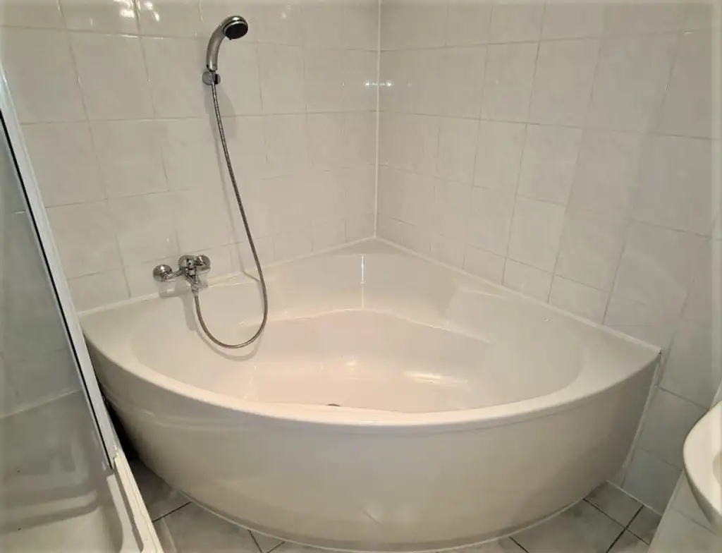 TERRASSENHIT, DACHGESCHOSS, 81 m2 Maisonette mit 12 m2 Terrasse, 3 Zimmer, Küche, Galerie, Wannenbad, Augarten-Nähe