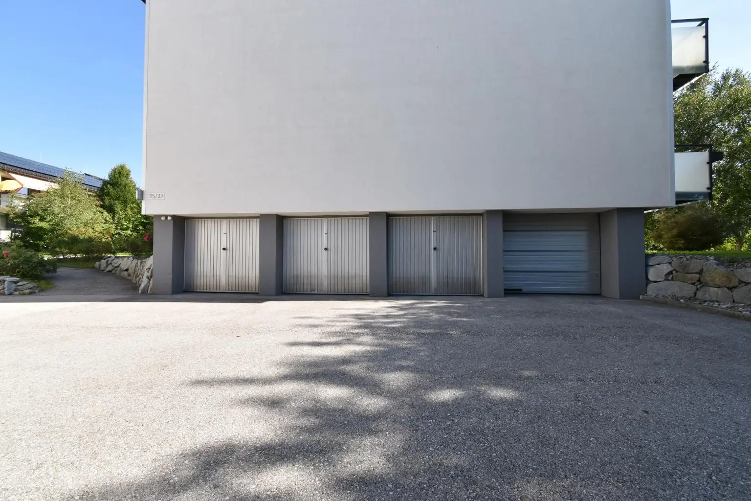 Sonnige 2-Zimmer-Wohnung mit Küche, Balkon und privater Garage in TOP LAGE!