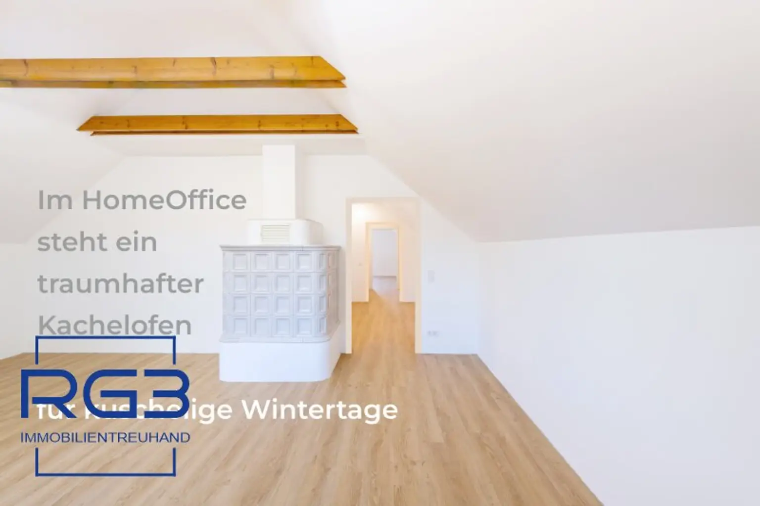 Homeoffice im Dachgeschoss mit Kachelofen, Holzbalken und gemütlicher Wohnatmosphäre