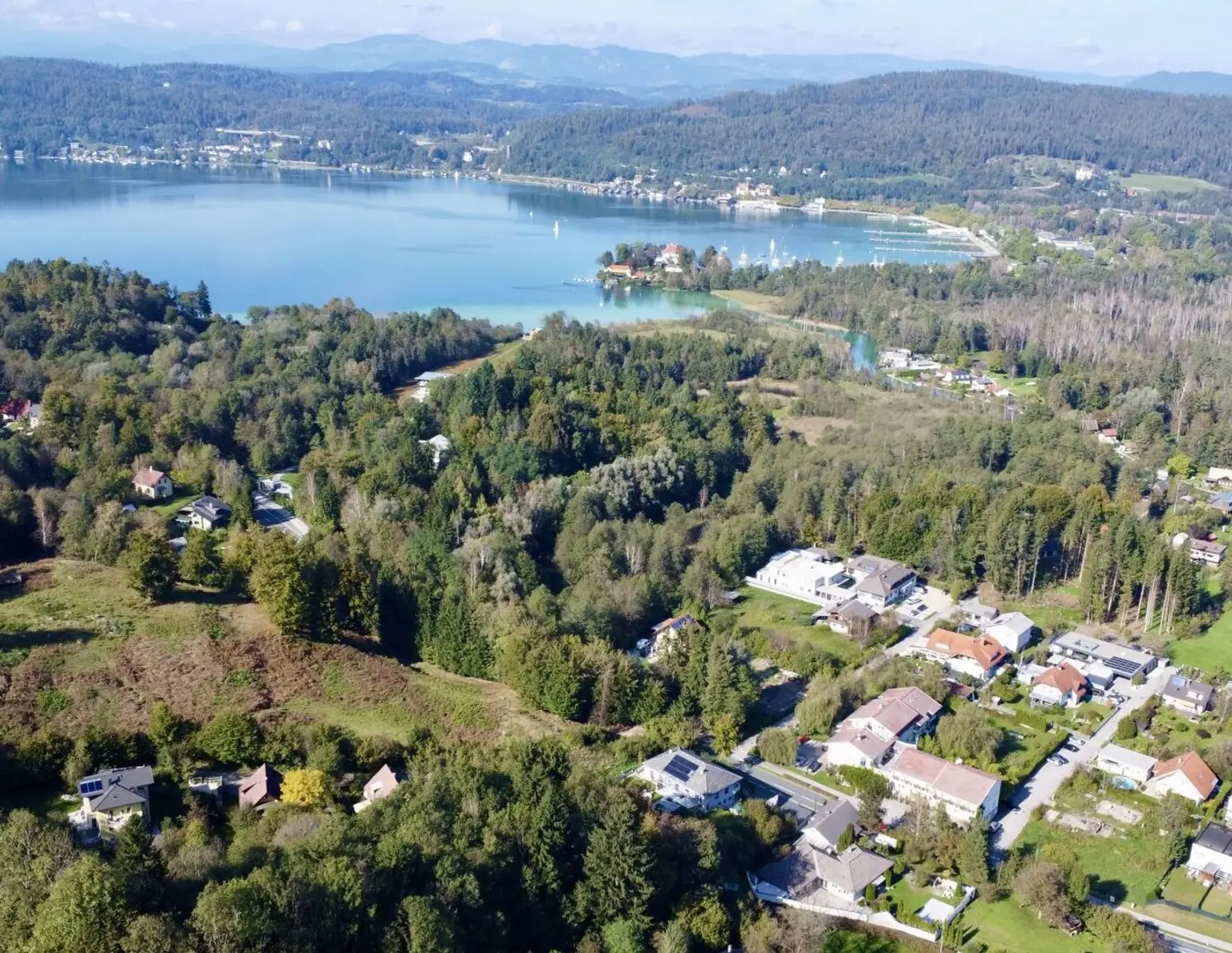 Tolle Gelegenheit: Sonniges Baugrundstück in Hanglage am Südufer vom Wörthersee