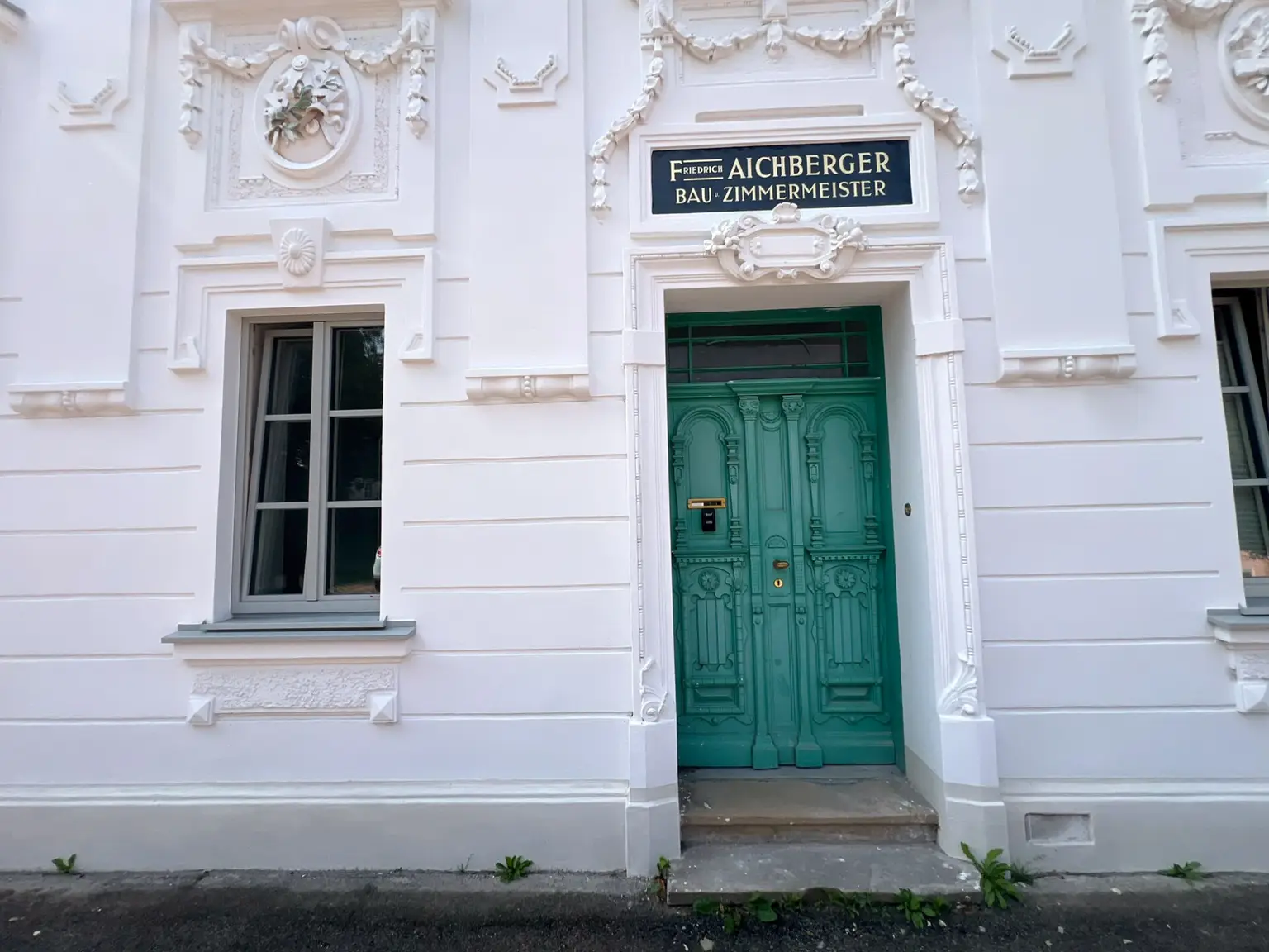 Haupteingang Villa strassenseitig