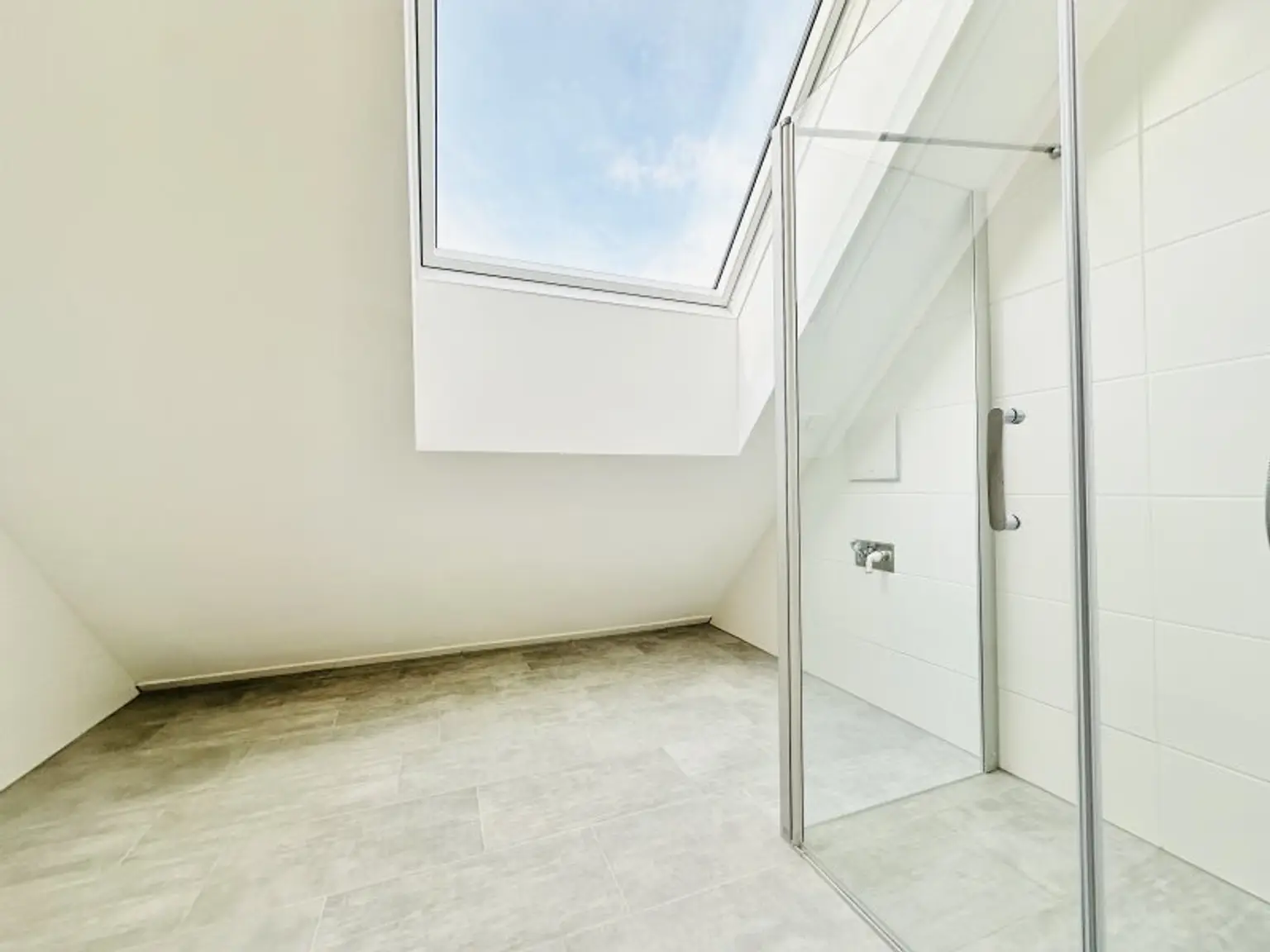 AB SOFORT BEZIEHBAR!! Traumhafte Dachgeschosswohnung inkl. sehr großer Terrasse! Tolle Anbindung - U1 Kagranerplatz!!