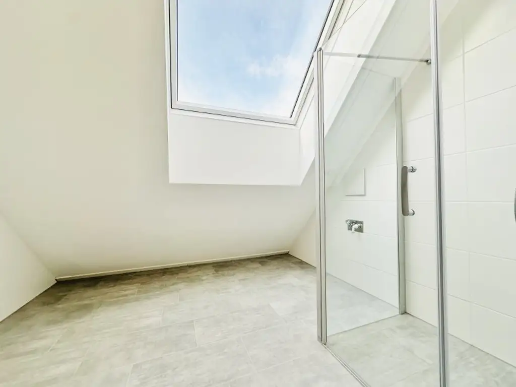 AB SOFORT BEZIEHBAR!! Traumhafte Dachgeschosswohnung inkl. sehr großer Terrasse! Tolle Anbindung - U1 Kagranerplatz!!