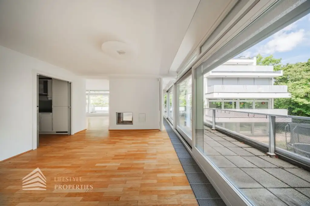 Wunderschöne 4 - Zimmer Wohnung mit Terrasse und 2 Balkonen
