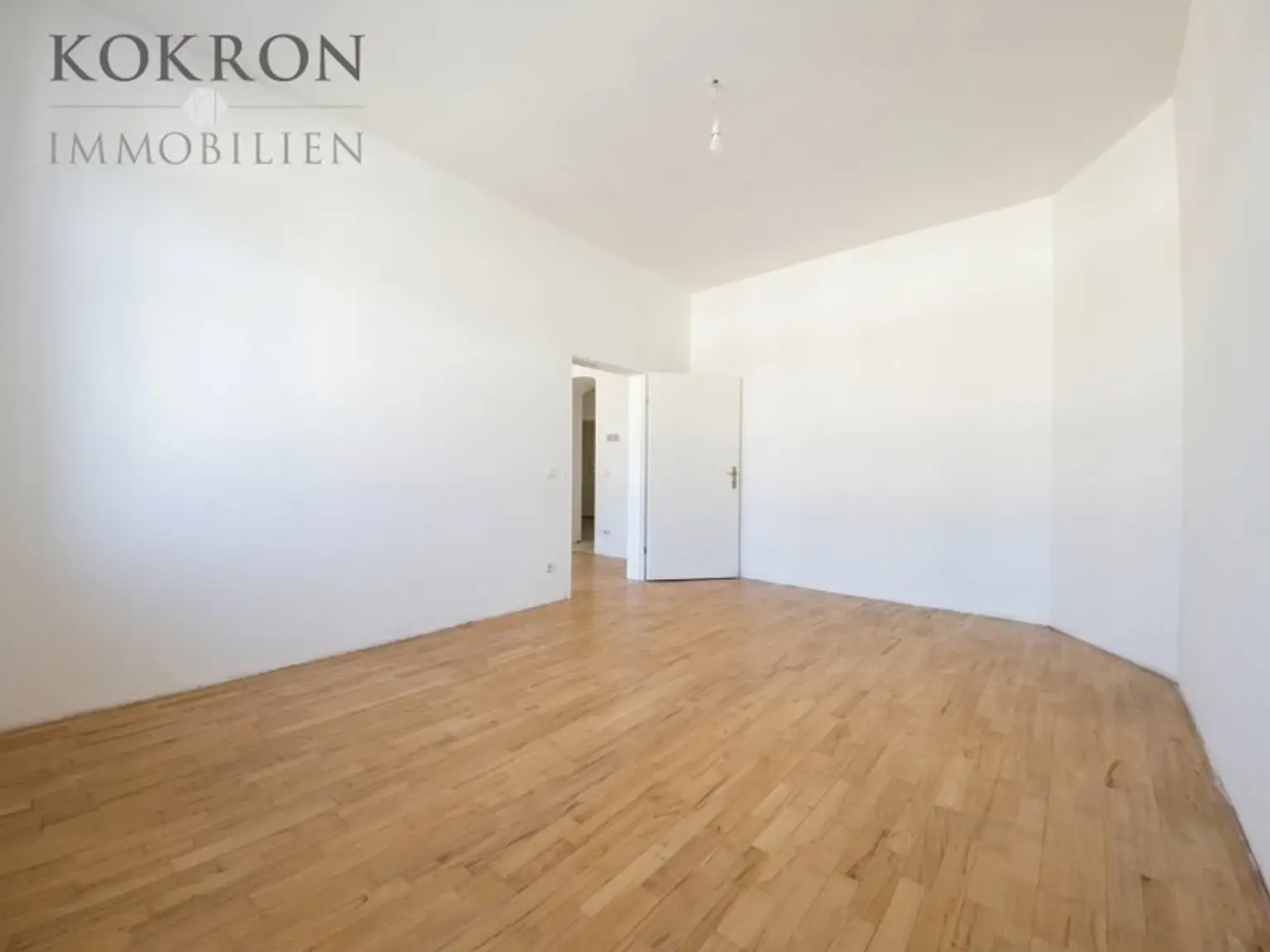 Helles Schlafzimmer mit viel Platz zur individuellen Gestaltung