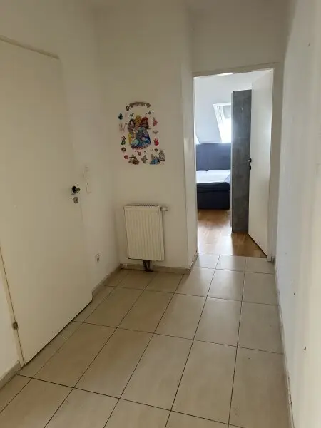 Vorraum- links das Badezimmer, geradeaus das Schlafzimmer