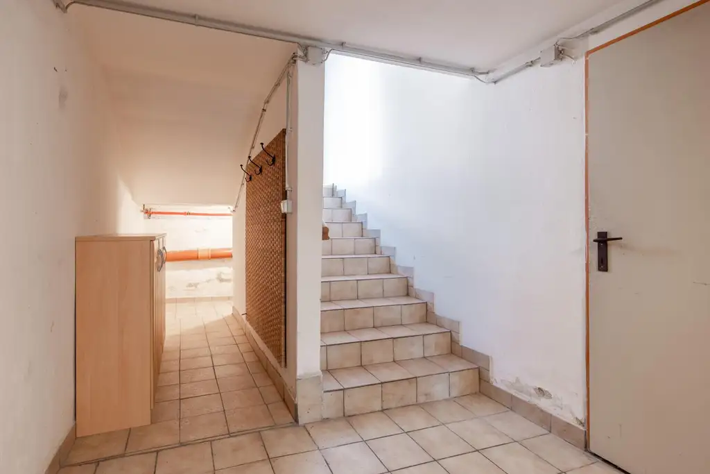 Ihr neues Zuhause: Haus mit Pool, Wintergarten & Komfort