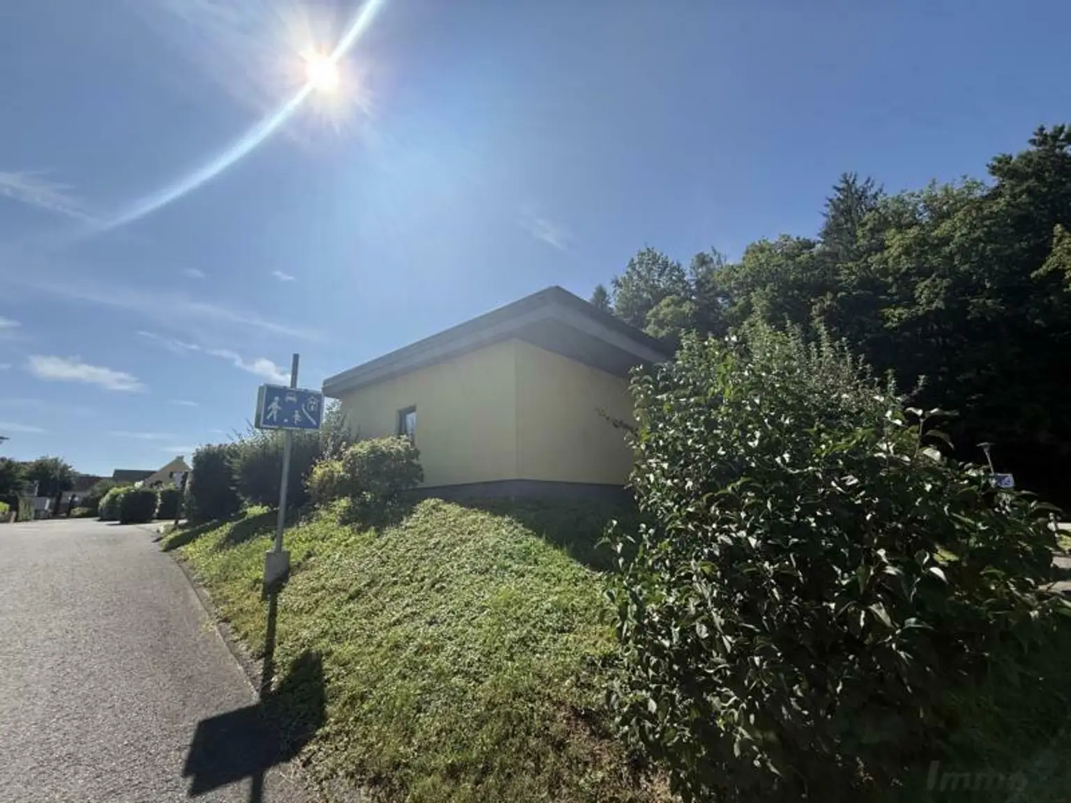 *** Eleganter und stilvoller Bungalow in begehrter Siedlungslage *** unmittelbare Nähe zur Stadt Feldbach ***