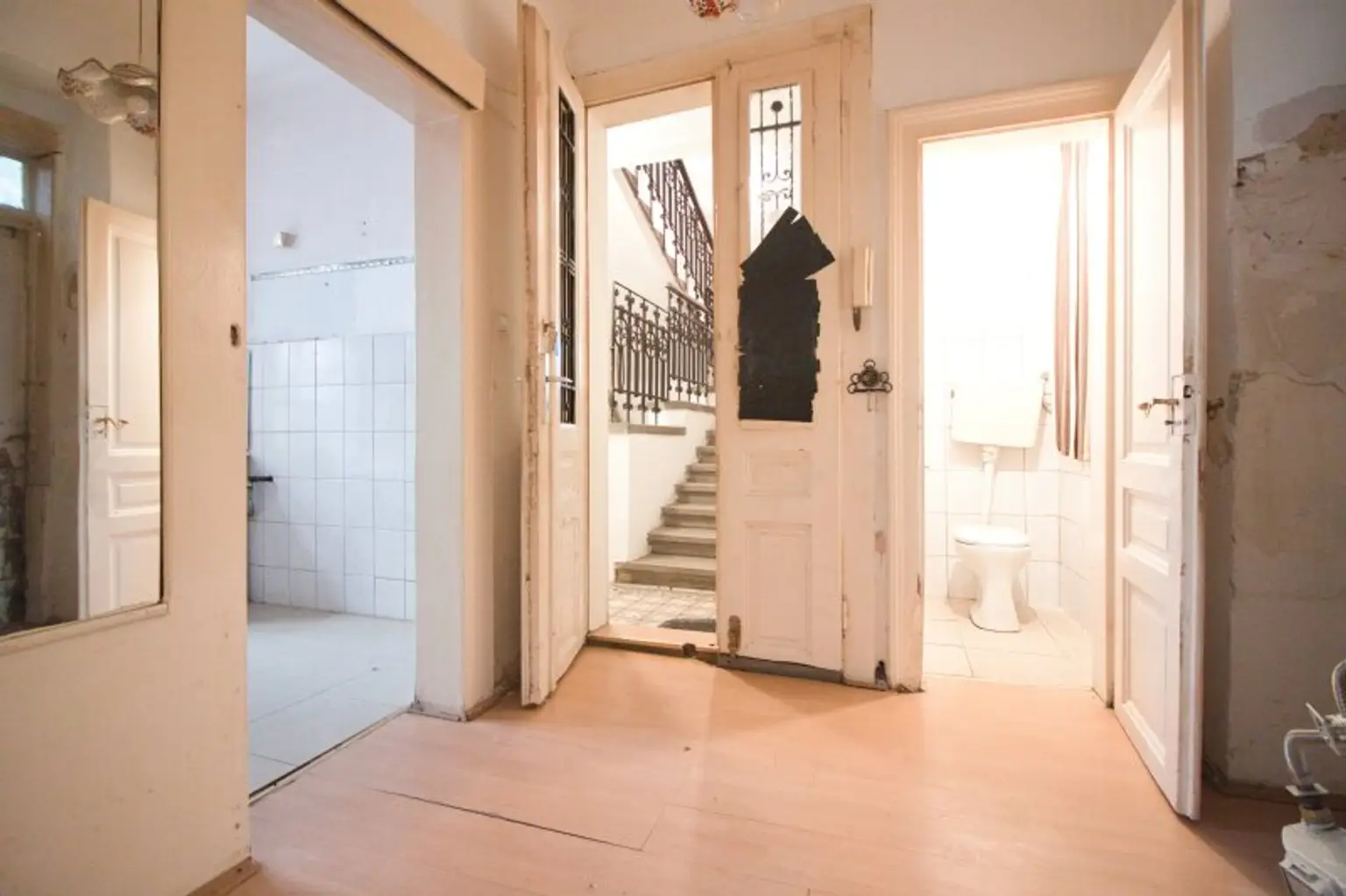 Sanierungsbedürftig | 2 Zimmer Altbau-Wohnung | ruhige Innenhoflage | zentral begehbar