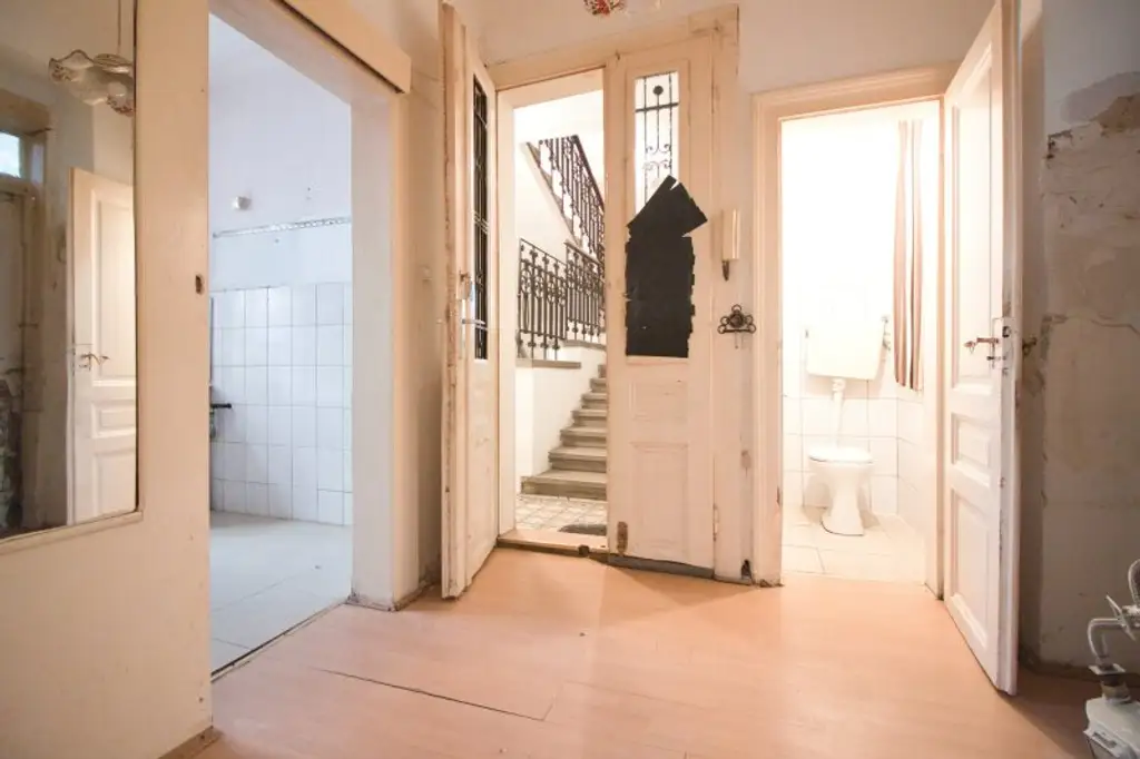 Sanierungsbedürftig | 2 Zimmer Altbau-Wohnung | ruhige Innenhoflage | zentral begehbar