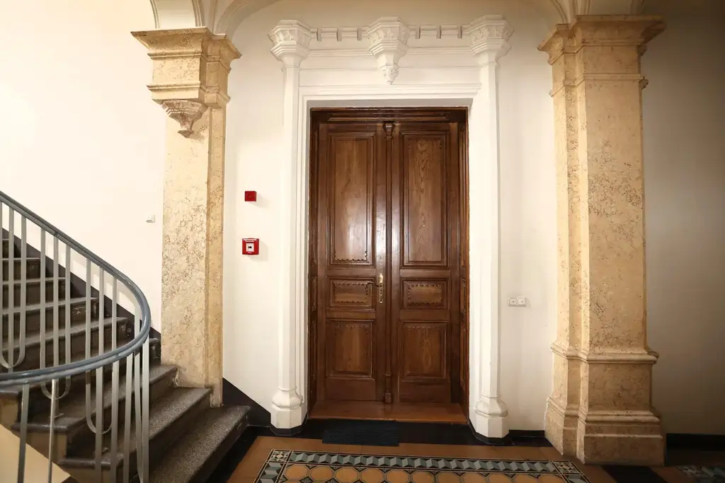 Herrschaftlich wohnen im Schloss Vogelsang!  Barrierefreie 2-Raum-Eigentumswohnung mit PKW-Abstellplatz