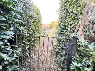 Seitlicher Zugang zum Grundstück