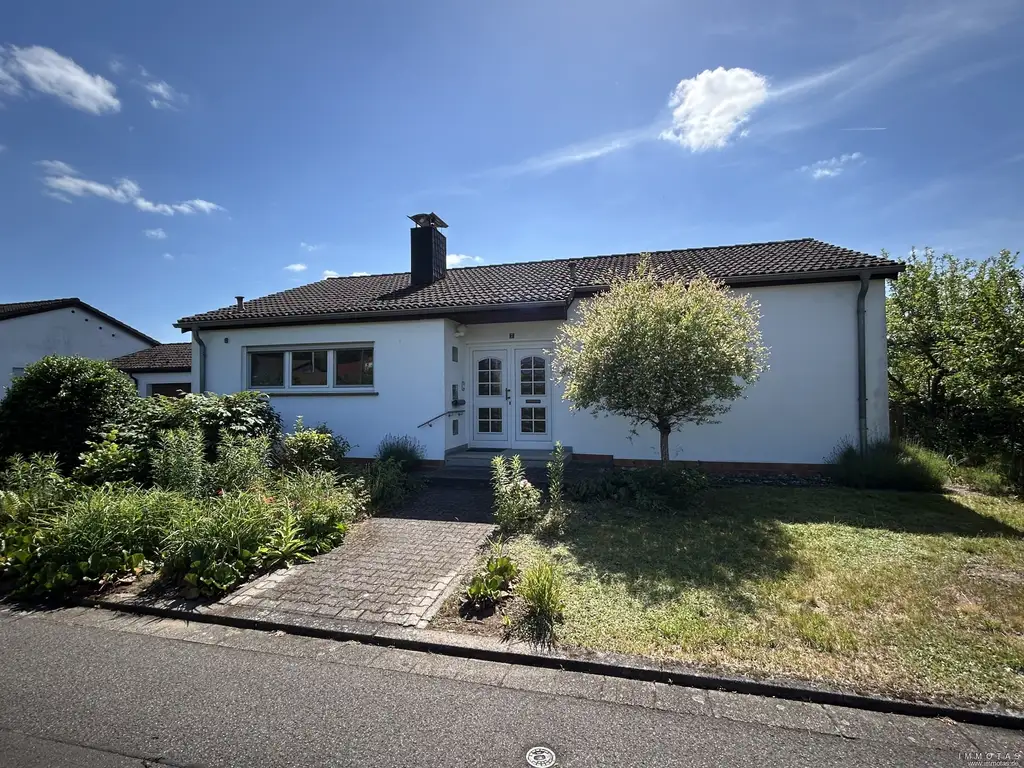 Bungalow mit Garage und Garten in ruhiger Lage von Homburg-Bruchhof